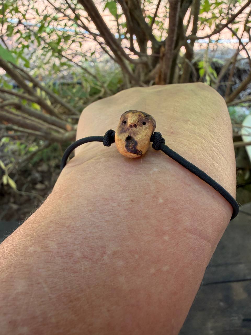 Armbandwichtel Pizel handgeschnitzt aus magischer Baumperle