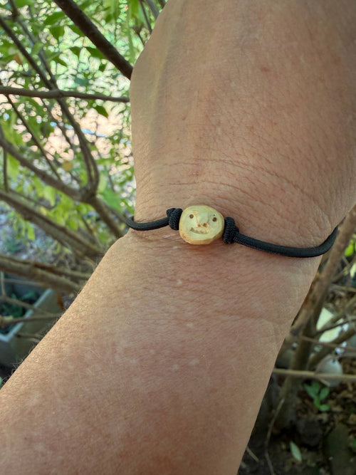 Armbandwichtel Knuffi handgeschnitzt aus magischer Baumperle