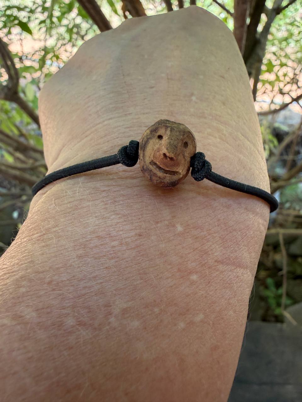Armbandwichtel Wiggerl handgeschnitzt aus magischer Baumperle