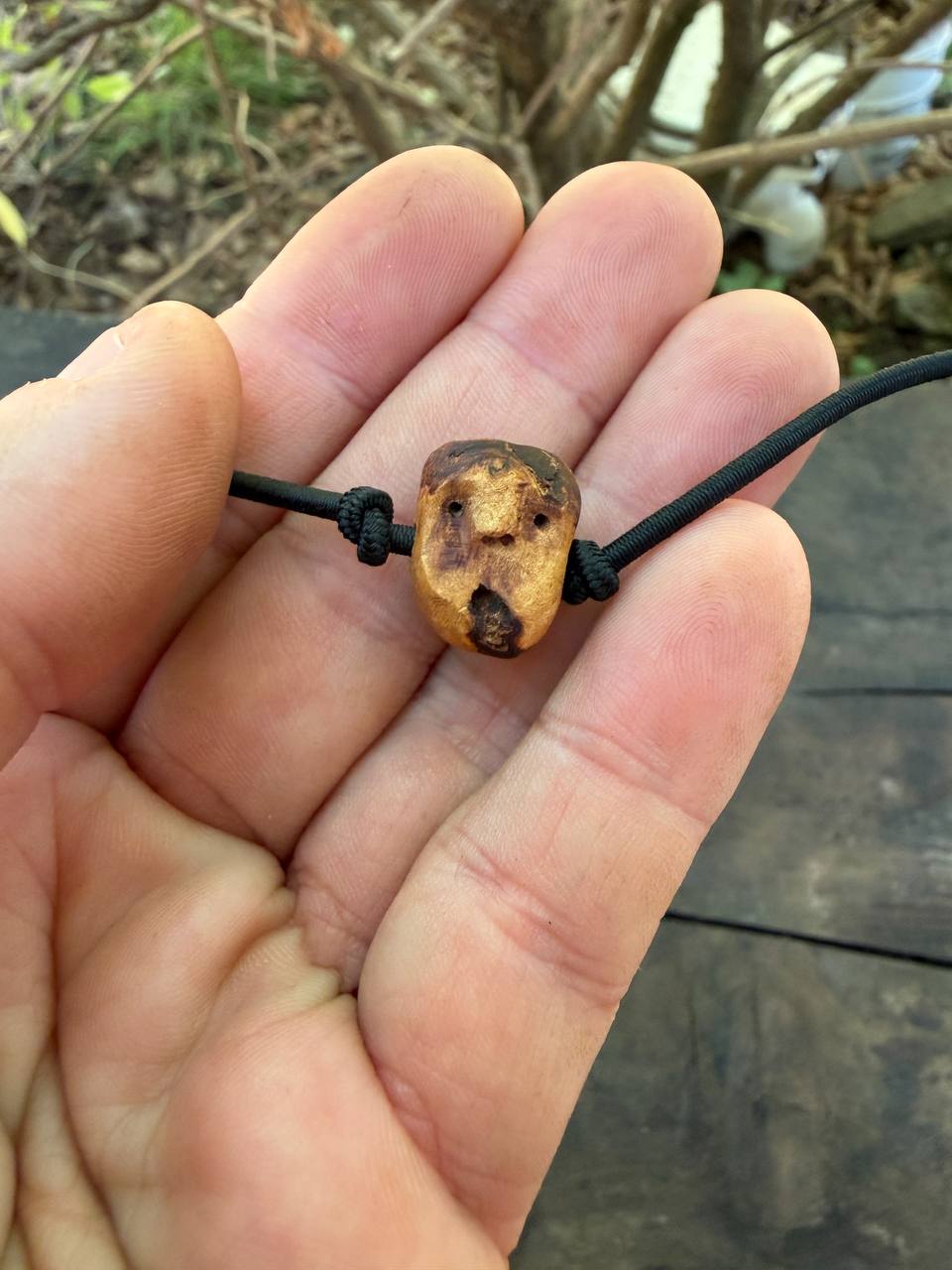 Armbandwichtel Pizel handgeschnitzt aus magischer Baumperle