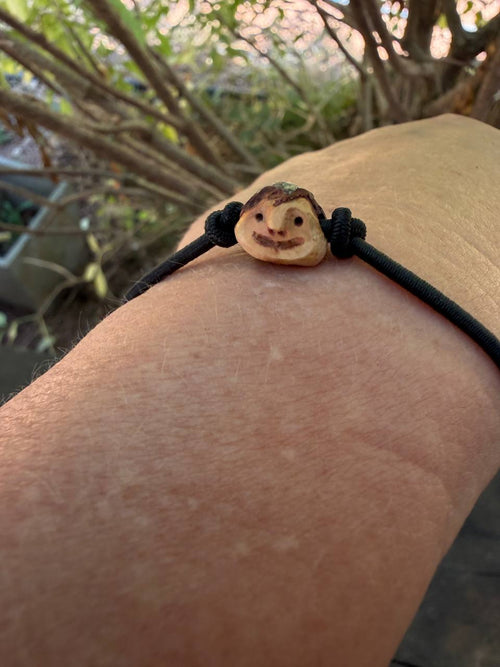 Armbandwichtel Trölf handgeschnitzt aus magischer Baumperle