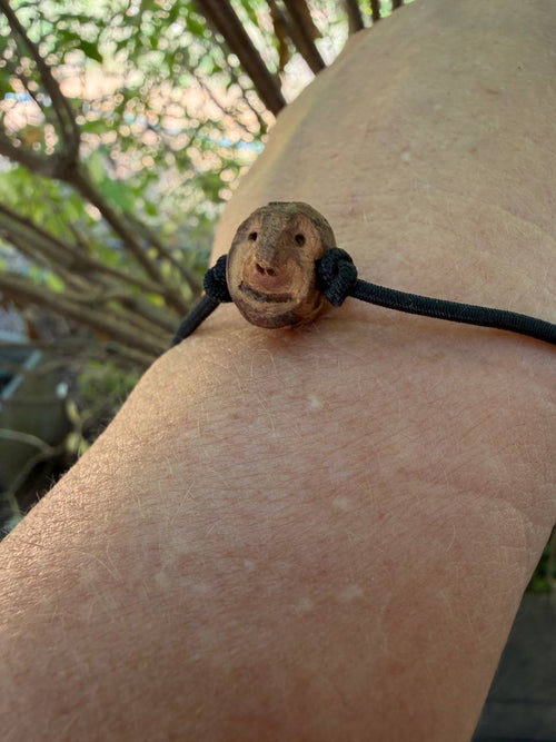 Armbandwichtel Wiggerl handgeschnitzt aus magischer Baumperle