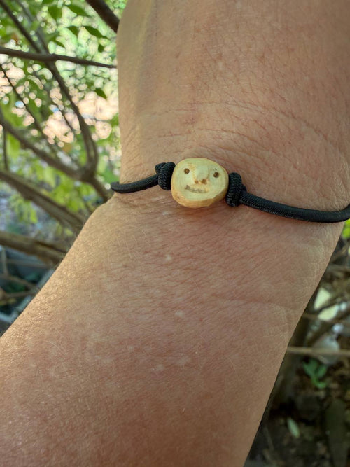 Armbandwichtel Knuffi handgeschnitzt aus magischer Baumperle