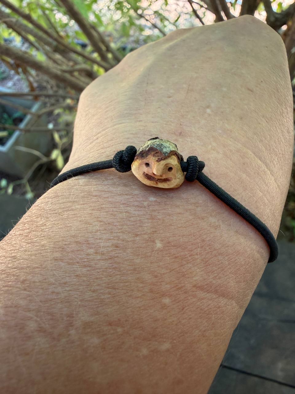 Armbandwichtel Trölf handgeschnitzt aus magischer Baumperle