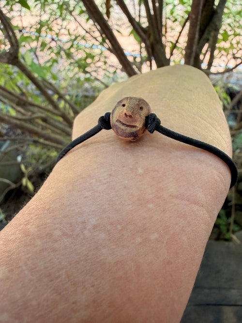 Armbandwichtel Wiggerl handgeschnitzt aus magischer Baumperle