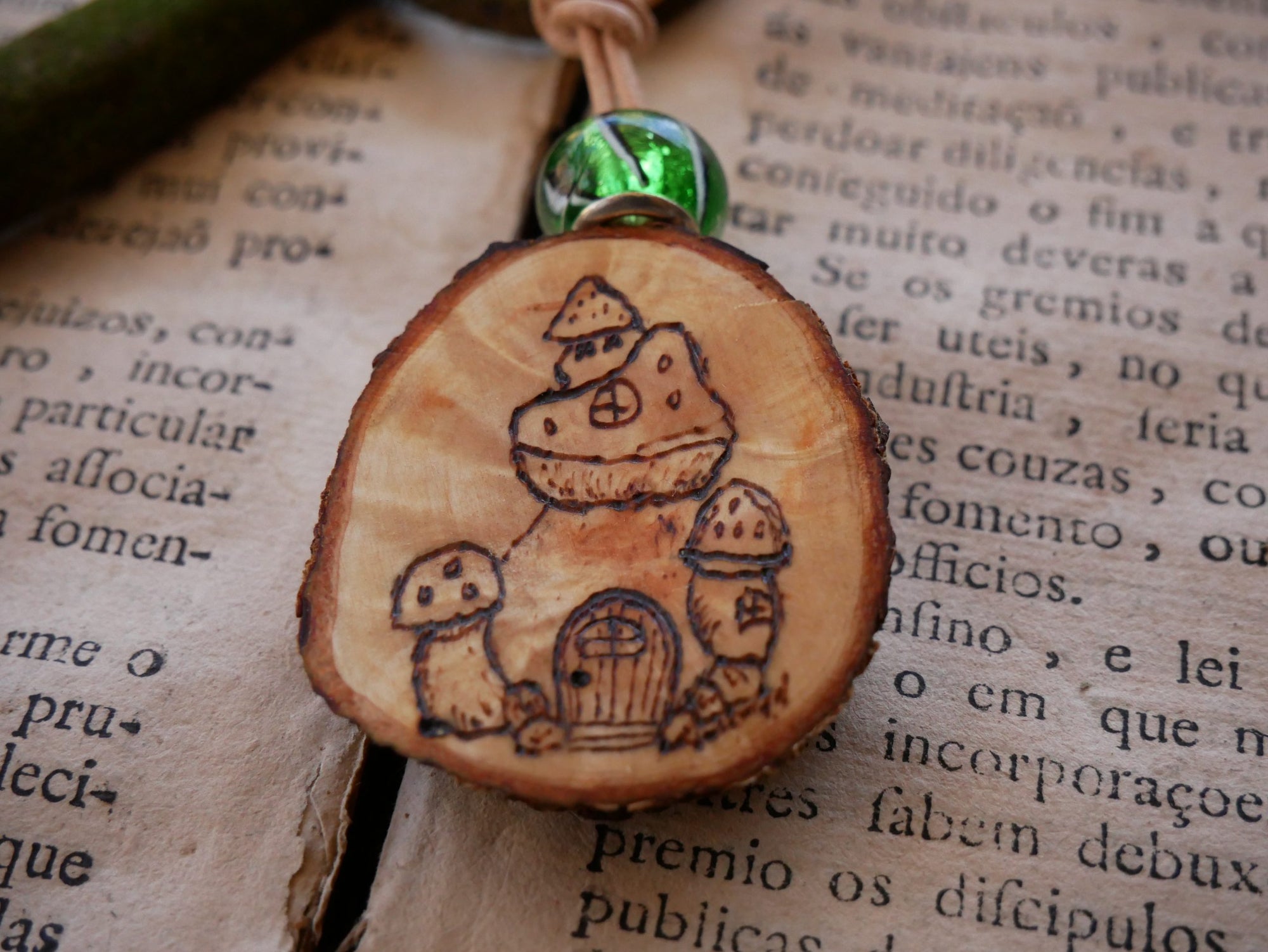Amulett mit Pilzhaus