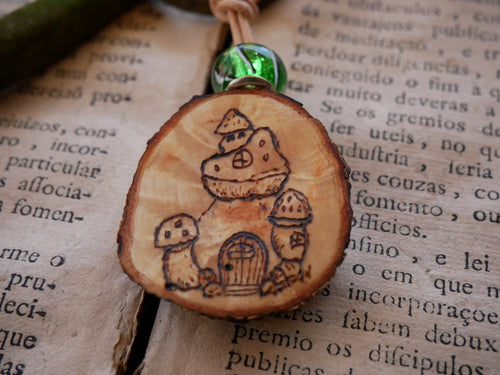 Amulett mit Pilzhaus