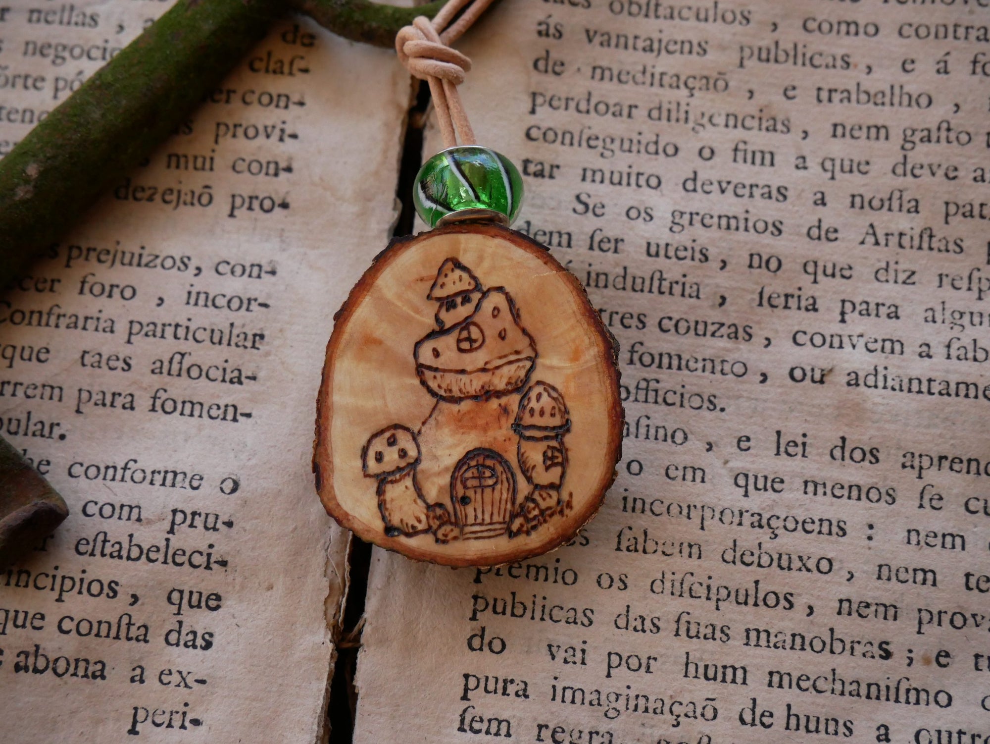 Amulett mit Pilzhaus