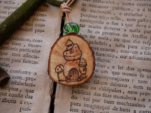 Amulett mit Pilzhaus