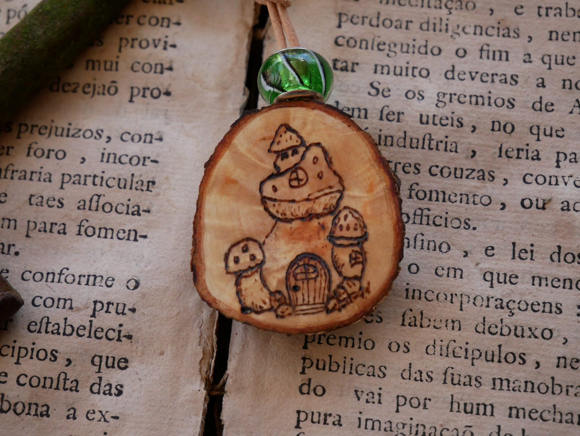 Amulett mit Pilzhaus
