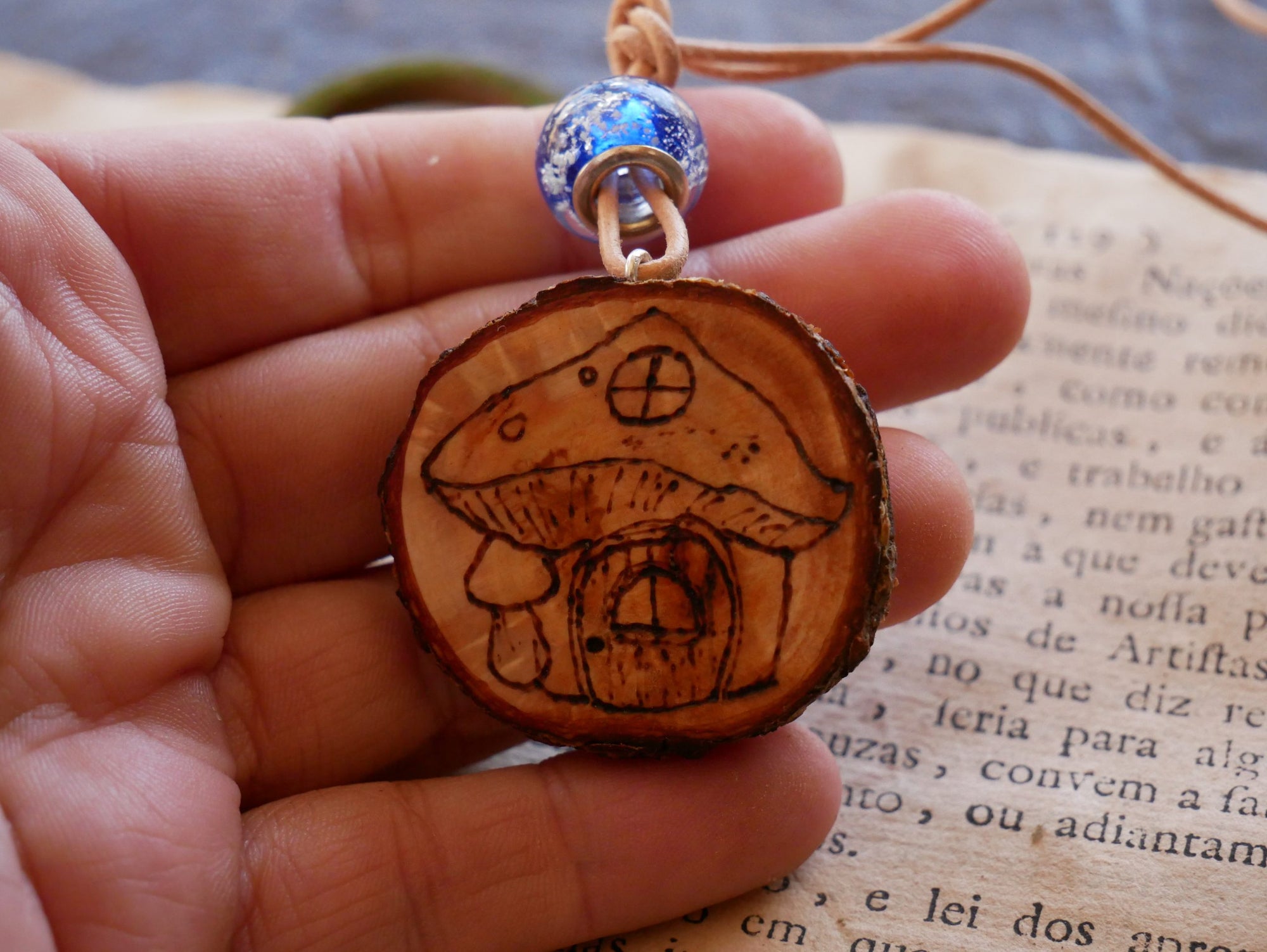Amulett mit Pilzhaus