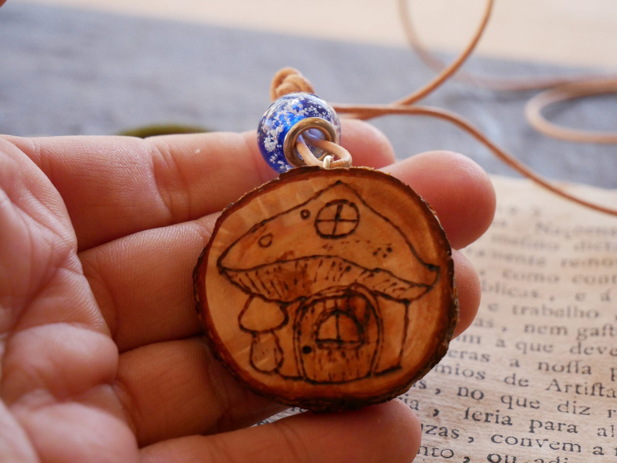 Amulett mit Pilzhaus