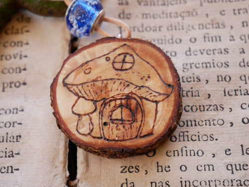 Amulett mit Pilzhaus