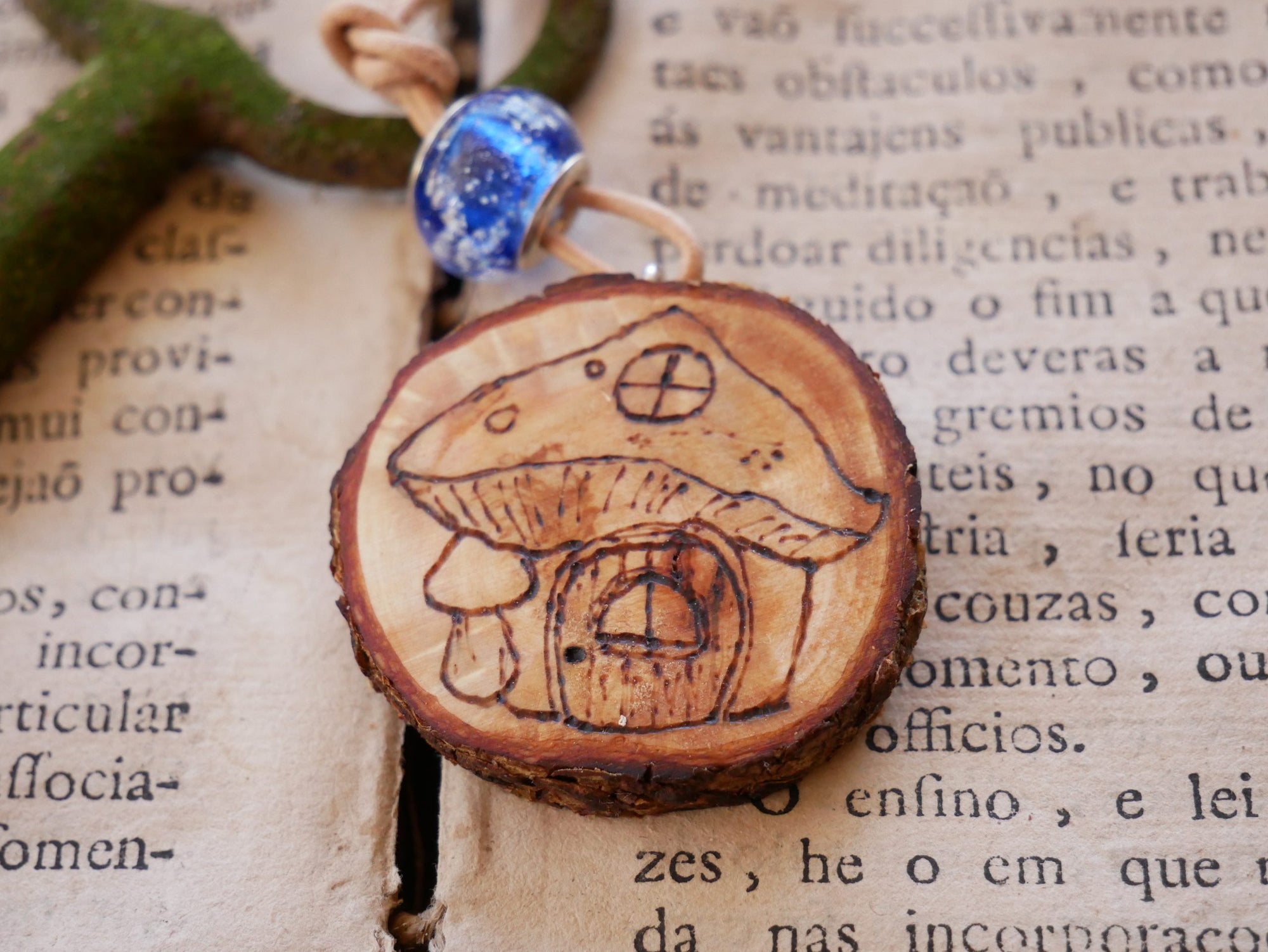 Amulett mit Pilzhaus