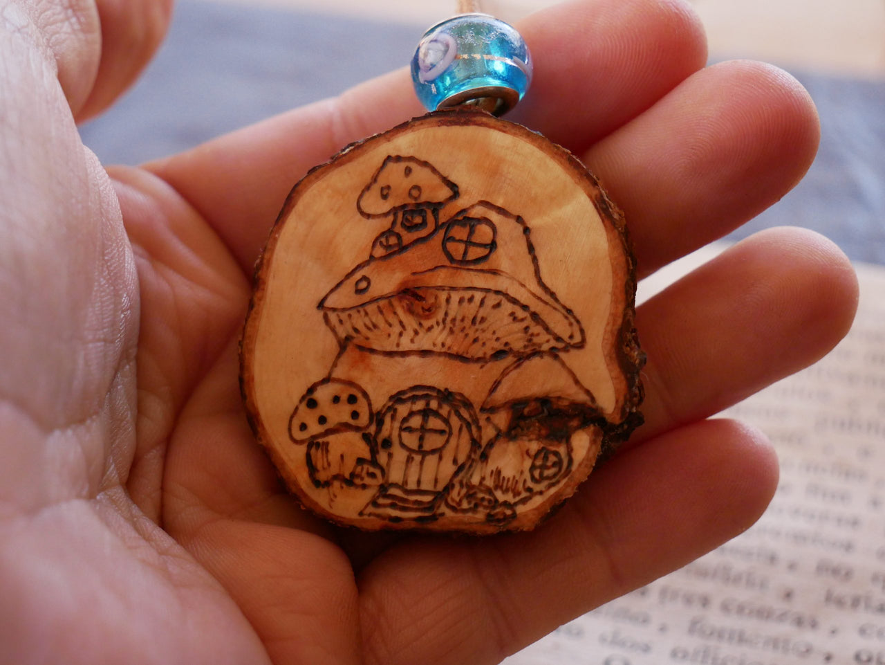 Amulett mit Pilzhaus