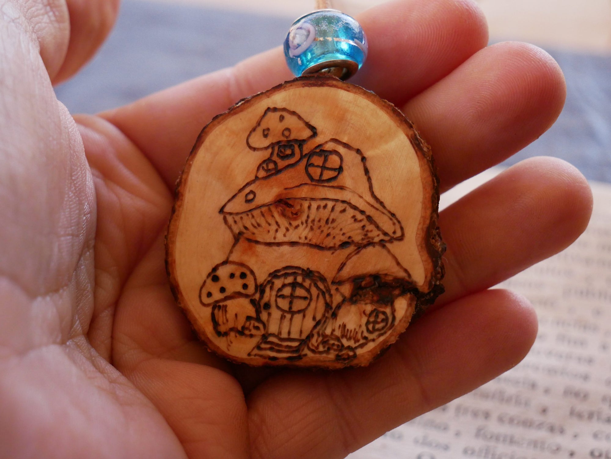 Amulett mit Pilzhaus