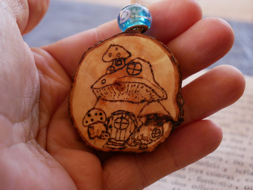 Amulett mit Pilzhaus