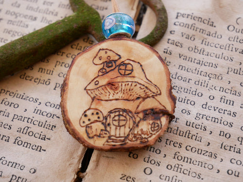Amulett mit Pilzhaus