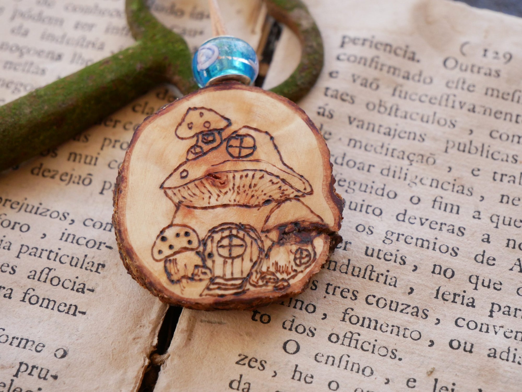 Amulett mit Pilzhaus