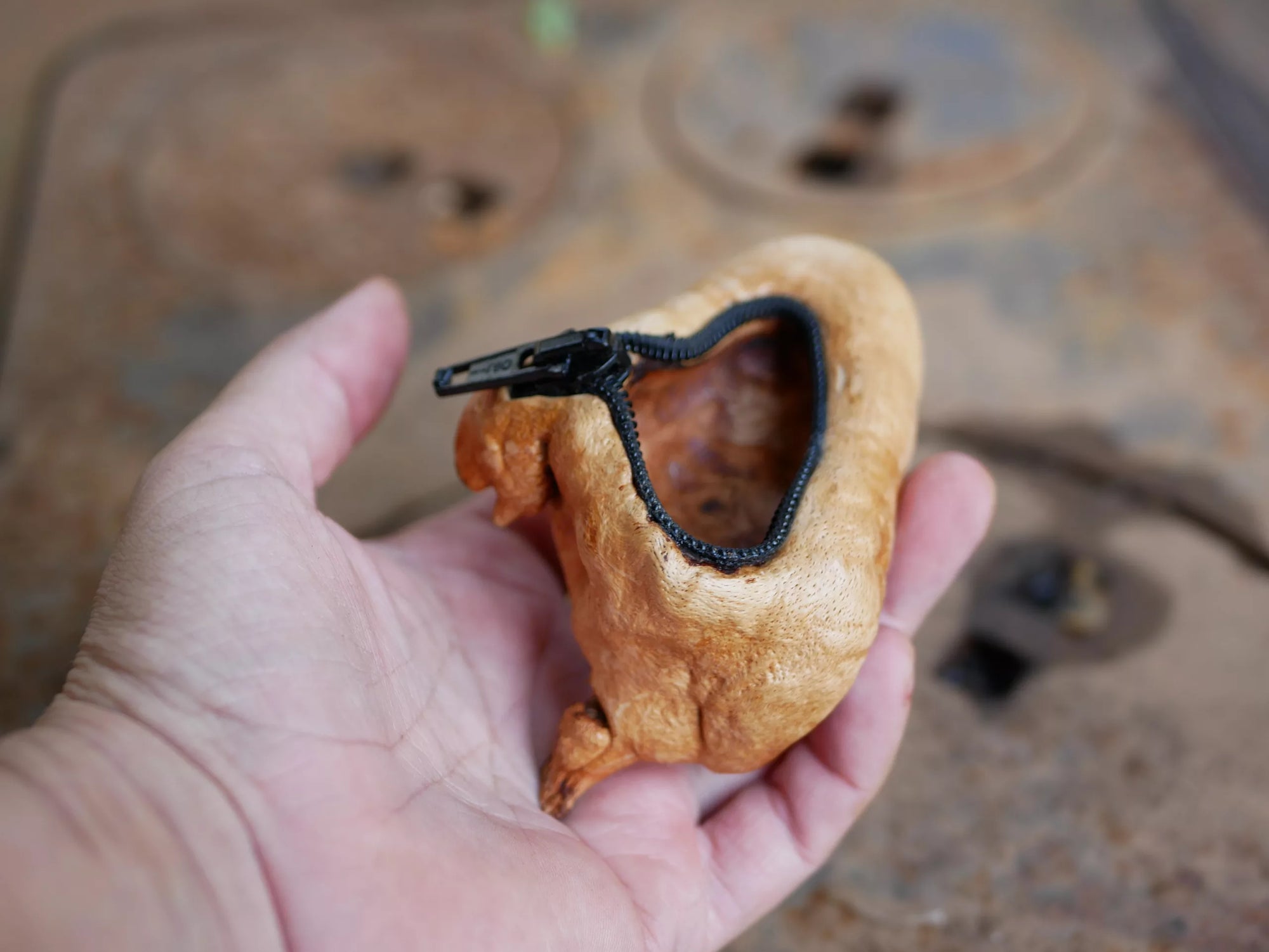 Holzschale aus Baumperle mit Reißverschluss