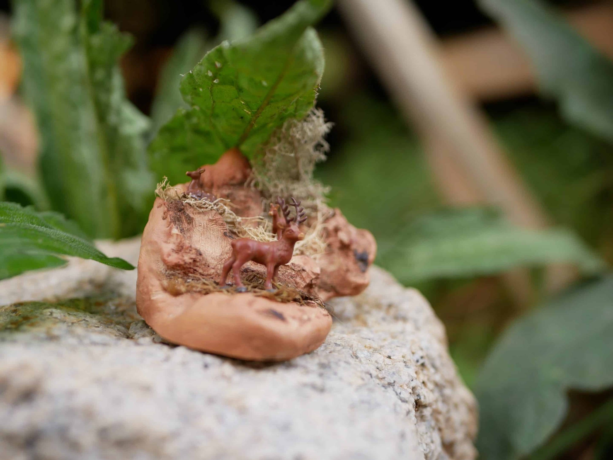 Skulptur auf Baumperle mit Hirsch und Rehkitz und Reh