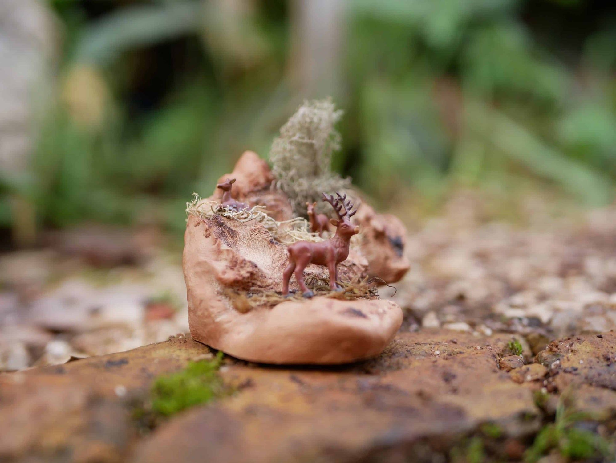 Skulptur auf Baumperle mit Hirsch und Rehkitz und Reh