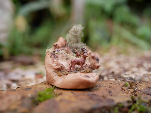 Skulptur auf Baumperle mit Hirsch und Rehkitz und Reh