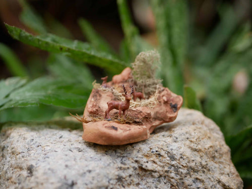 Skulptur auf Baumperle mit Hirsch und Rehkitz und Reh