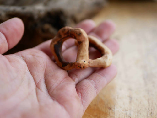 Handschmeichler in Schlangenform aus einer Baumperle