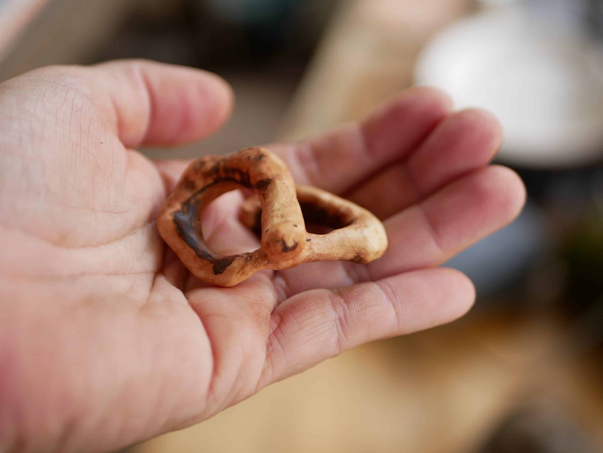 Handschmeichler in Schlangenform aus einer Baumperle