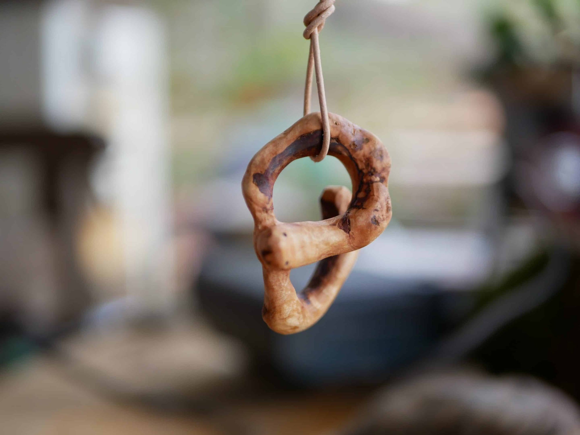 Handschmeichler in Schlangenform aus einer Baumperle