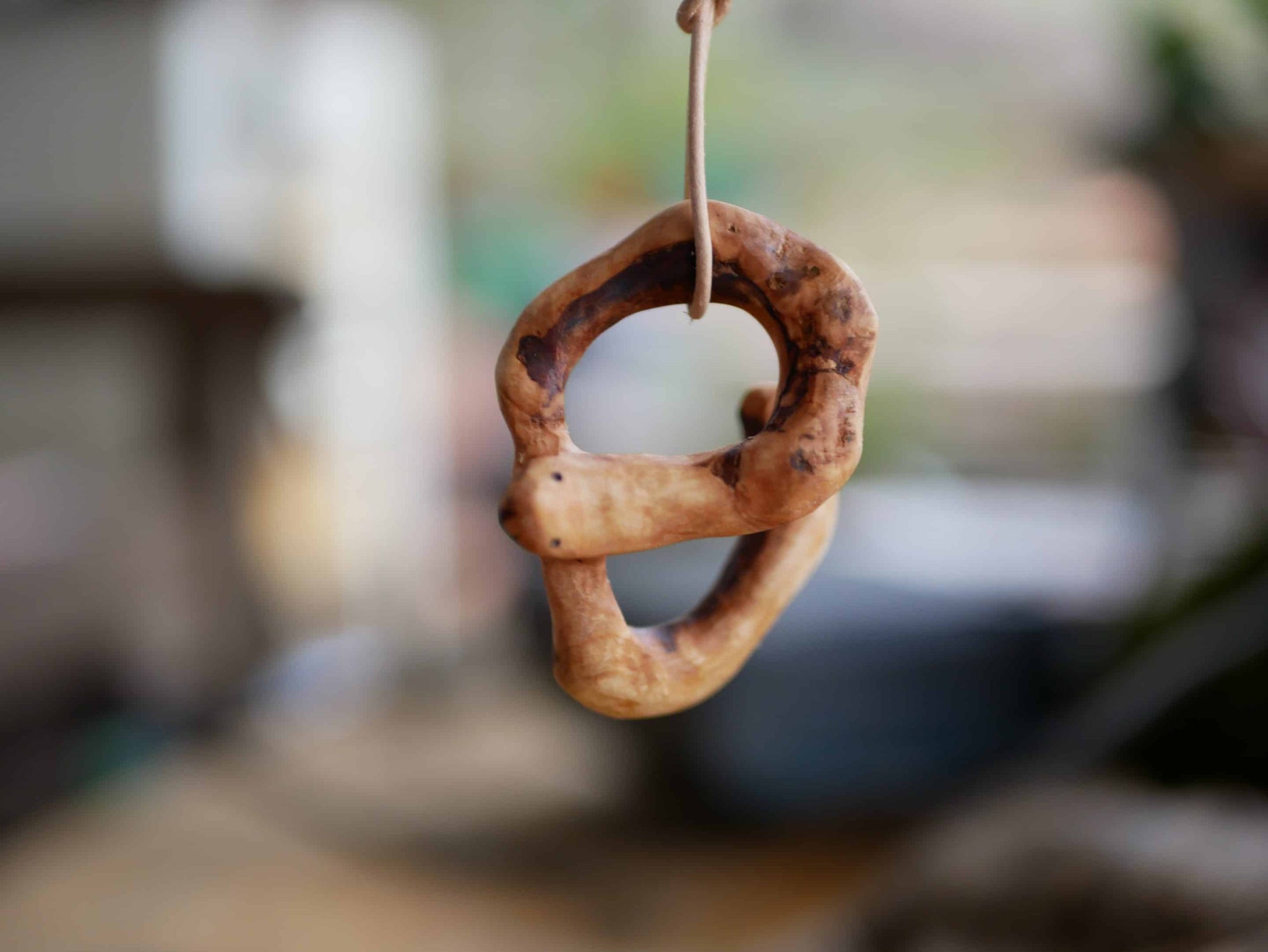 Handschmeichler in Schlangenform aus einer Baumperle