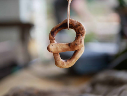 Handschmeichler in Schlangenform aus einer Baumperle