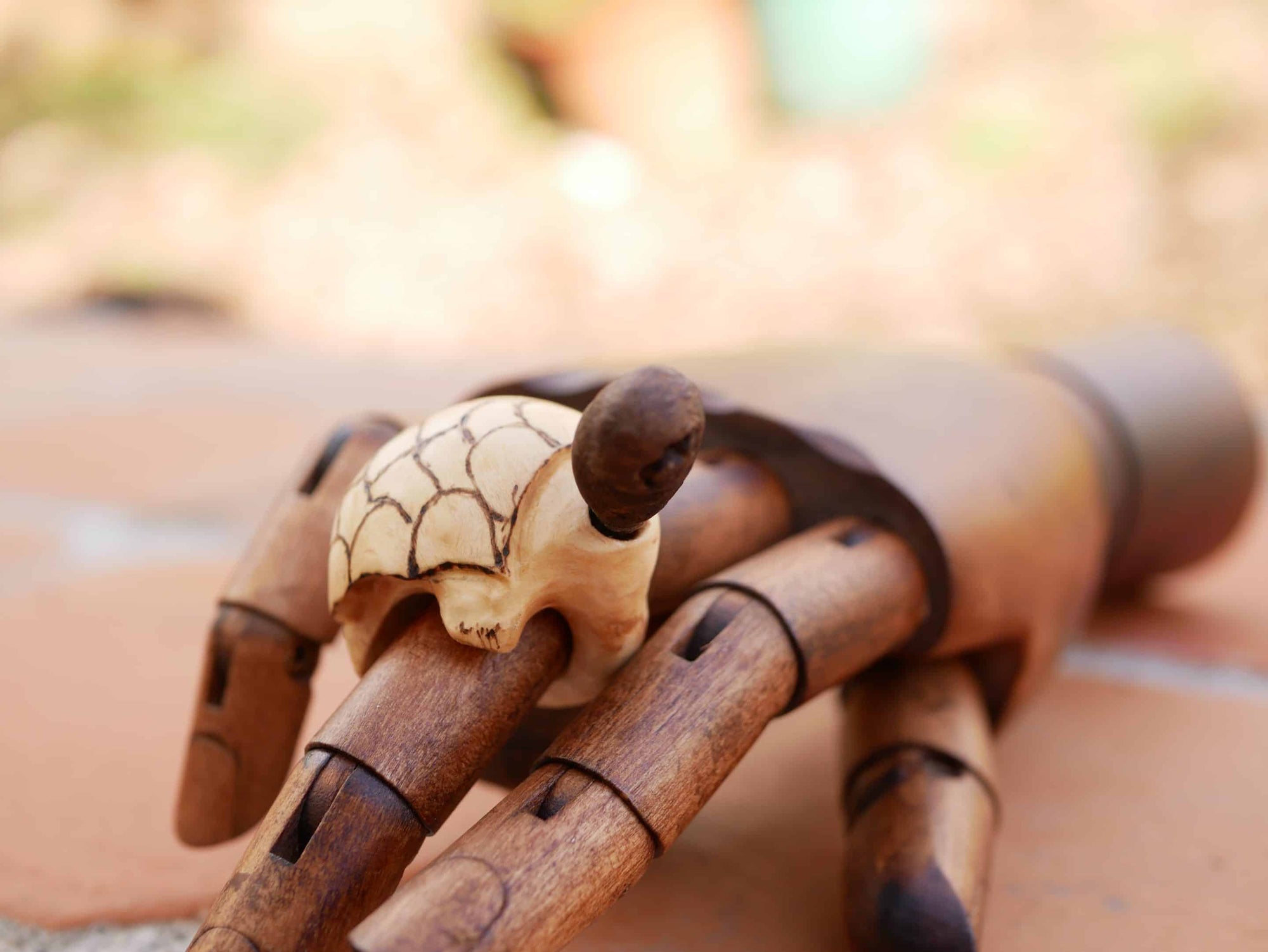 Schildkröte aus Baumperle mit beweglichem Kopf als Ring