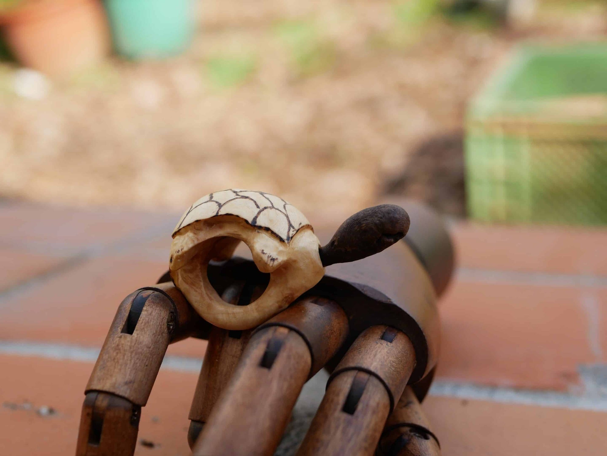 Schildkröte aus Baumperle mit beweglichem Kopf als Ring