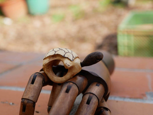 Schildkröte aus Baumperle mit beweglichem Kopf als Ring