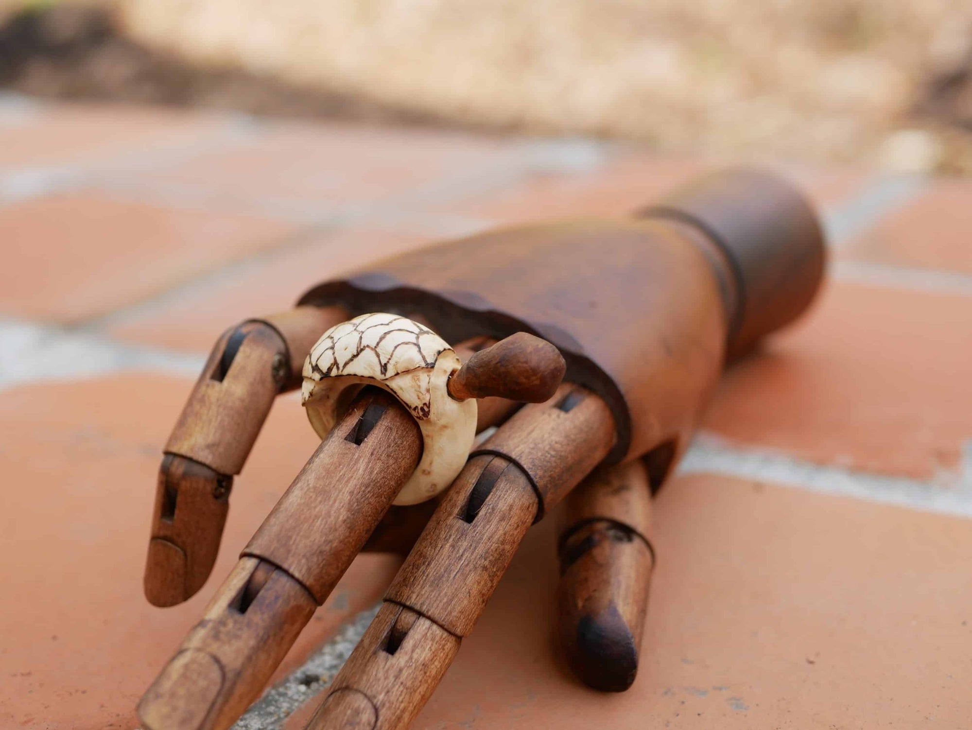 Schildkröte aus Baumperle mit beweglichem Kopf als Ring