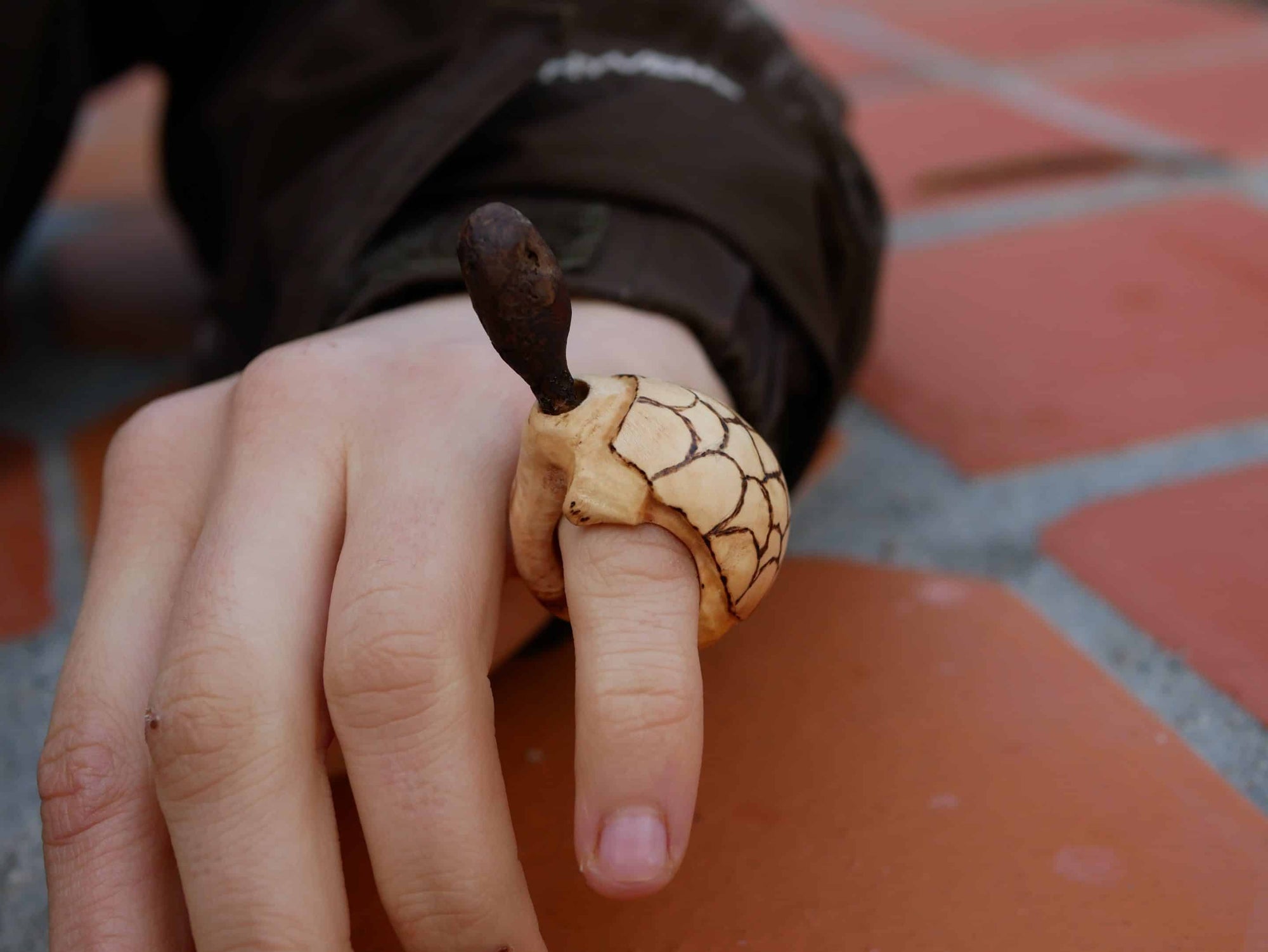 Schildkröte aus Baumperle mit beweglichem Kopf als Ring