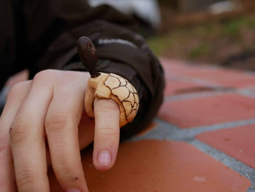 Schildkröte aus Baumperle mit beweglichem Kopf als Ring