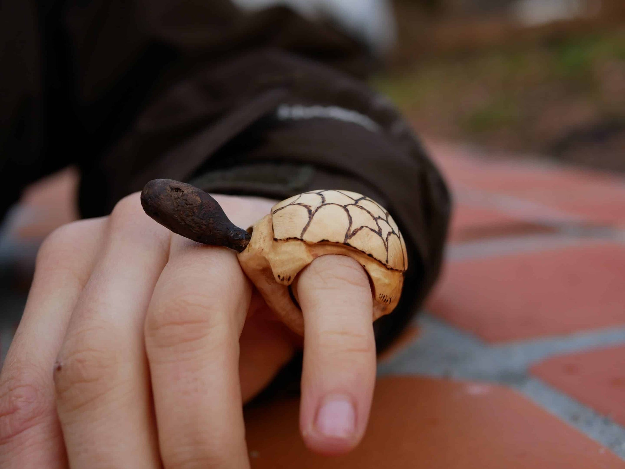 Schildkröte aus Baumperle mit beweglichem Kopf als Ring