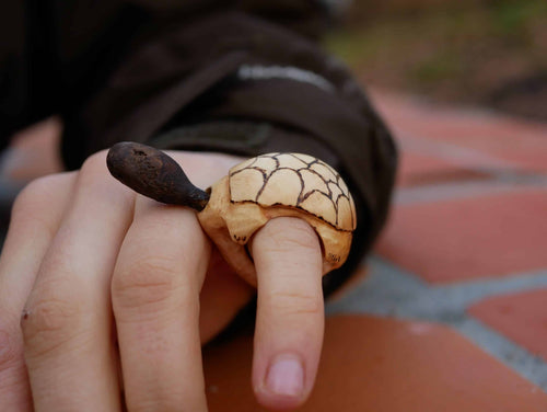 Schildkröte aus Baumperle mit beweglichem Kopf als Ring