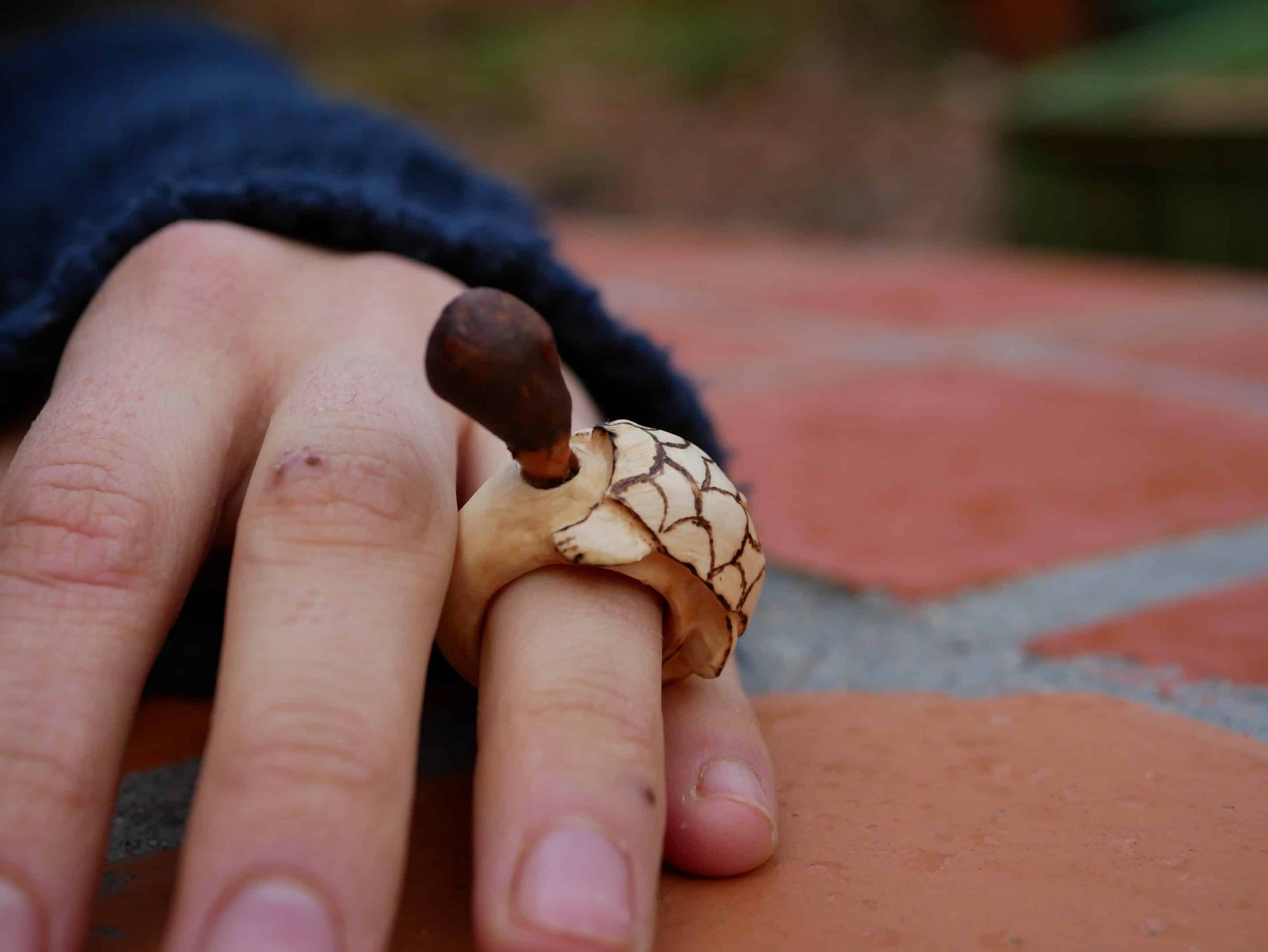 Schildkröte aus Baumperle mit beweglichem Kopf als Ring