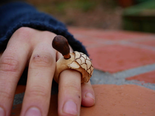 Schildkröte aus Baumperle mit beweglichem Kopf als Ring