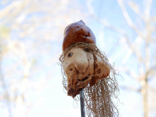 Skulptur aus einer Baumperle