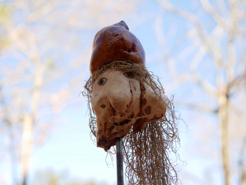 Skulptur aus einer Baumperle