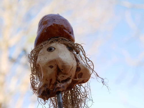 Skulptur aus einer Baumperle