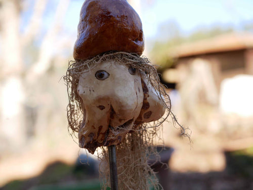 Skulptur aus einer Baumperle