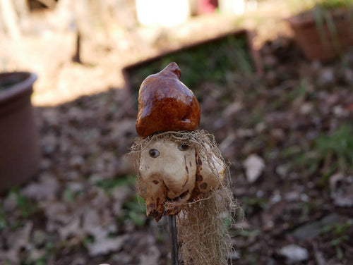 Skulptur aus einer Baumperle