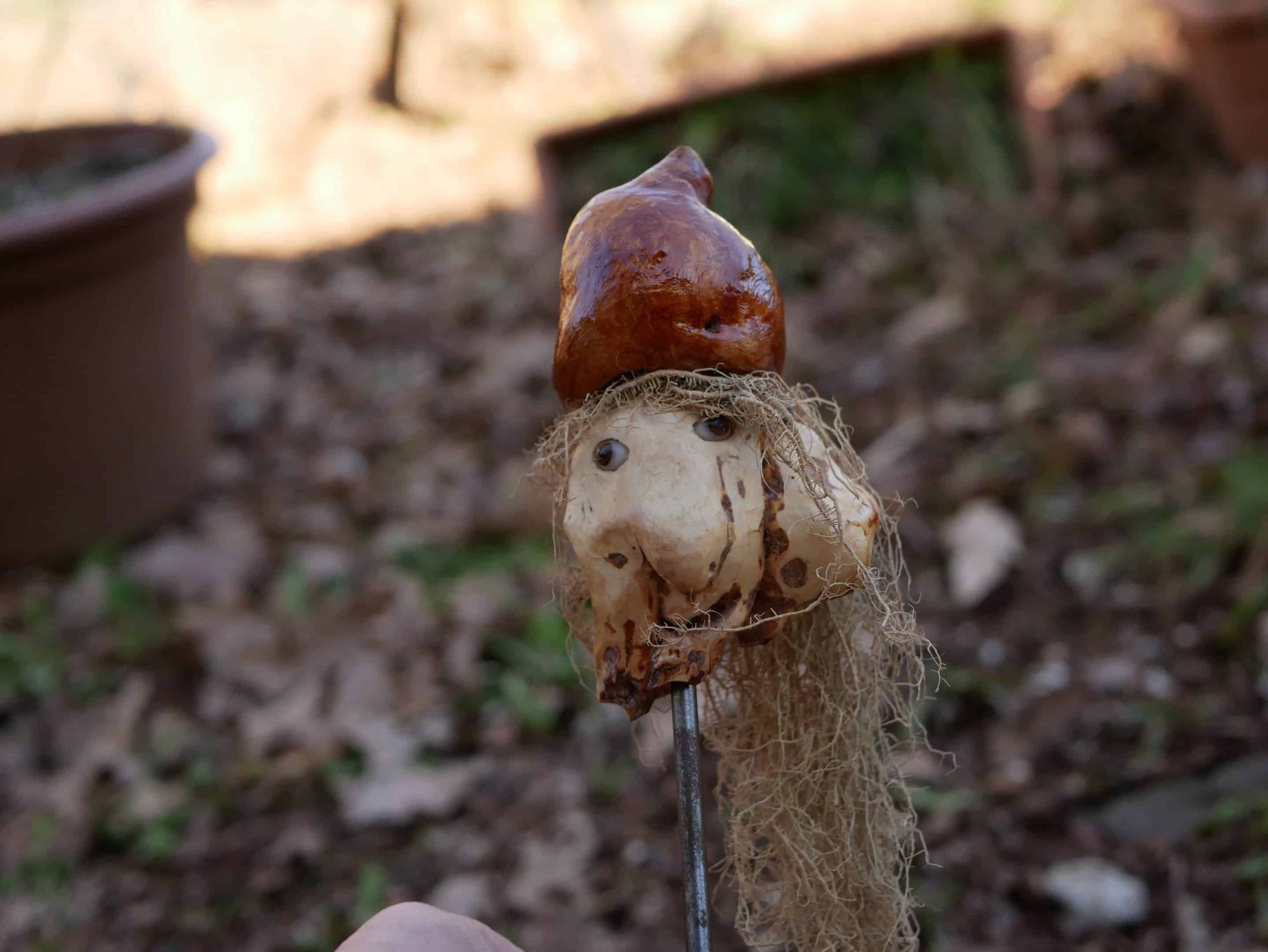 Skulptur aus einer Baumperle