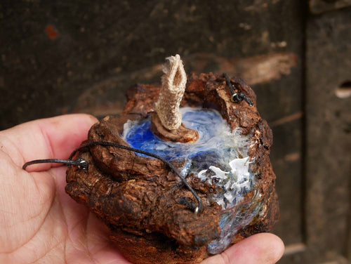 Baumperle mit Wasserfall und Segelboot